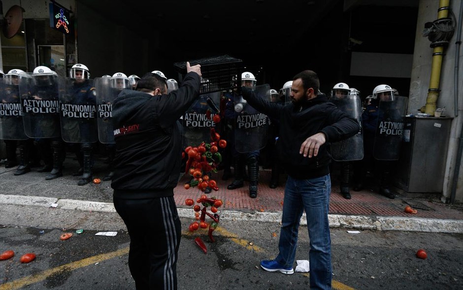 Αγρότες - Κρήτη - Πλατεία Καραϊσκάκη. Αγρότες από την Κρήτη πέταξαν αγροτικά προϊόντα μπροστά στο μπλόκο της αστυνομίας.