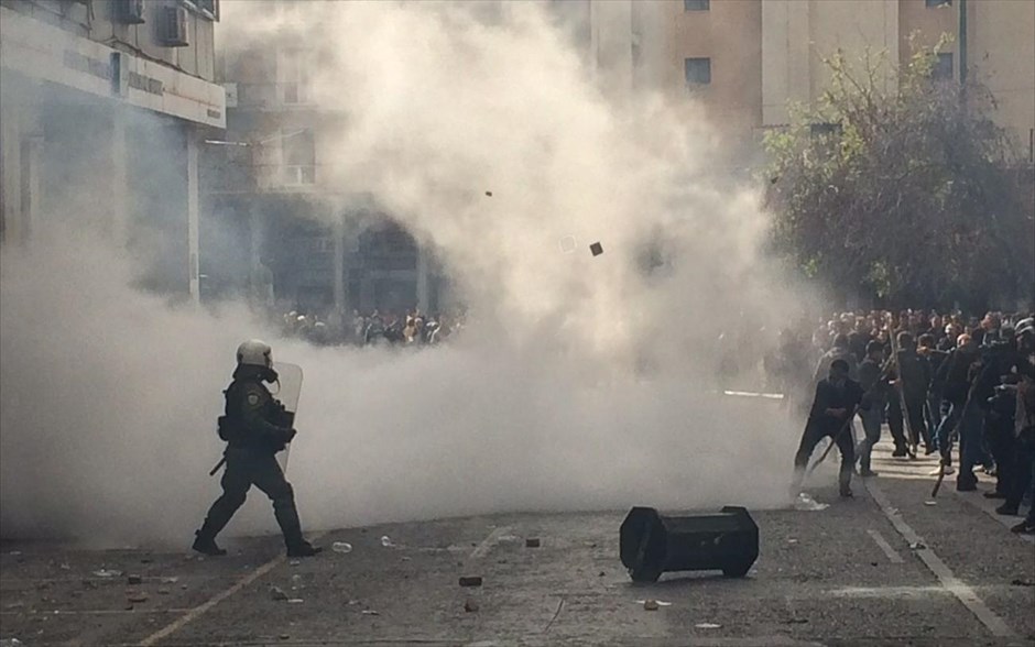 Αγρότες - Διαμαρτυρία αγροτών Κρήτης στο υπουργείο Αγροτικής Ανάπτυξης. Ένταση στο υπουργείο Αγροτικής Ανάπτυξης. Αγρότες πέταξαν στα ΜΑΤ λαχανικά, μπουκάλια και άλλα αντικείμενα. Οι αστυνομικοί απάντησαν κάνοντας χρήση χημικών.