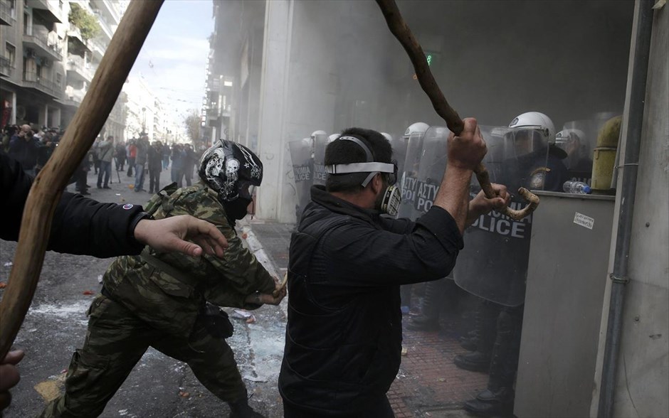 Αγρότες - Διαμαρτυρία αγροτών Κρήτης στο υπουργείο Αγροτικής Ανάπτυξης - ένταση. 