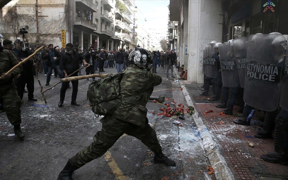 Αγρότες - Διαμαρτυρία αγροτών Κρήτης στο υπουργείο Αγροτικής Ανάπτυξης - ένταση. Επεισόδια σημειώθηκαν έξω από το υπουργείο Αγροτικής Ανάπτυξης όταν οι άνδρες των ΜΑΤ που περιφρουρούν το κτήριο δέχθηκαν βροχή αντικειμένων και πέτρες από Κρητικούς αγρότες. Οι αστυνομικοί απάντησαν κάνοντας χρήση χημικών, ώστε να απωθήσουν τους διαδηλωτές.