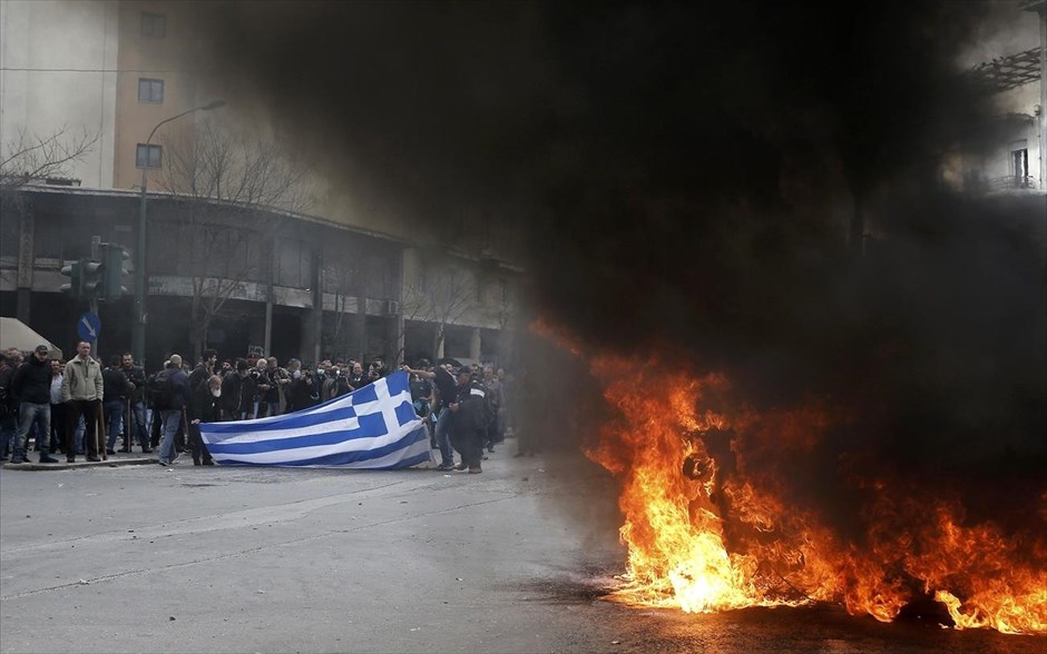 Αγρότες - Διαμαρτυρία αγροτών Κρήτης στο υπουργείο Αγροτικής Ανάπτυξης - ένταση. 