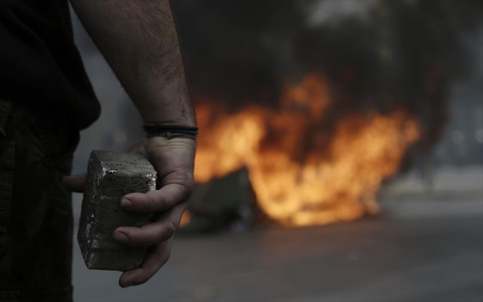 Αγρότες - Διαμαρτυρία αγροτών Κρήτης στο υπουργείο Αγροτικής Ανάπτυξης - ένταση. Επεισόδια έξω από το υπουργείο Αγροτικής Ανάπτυξης.