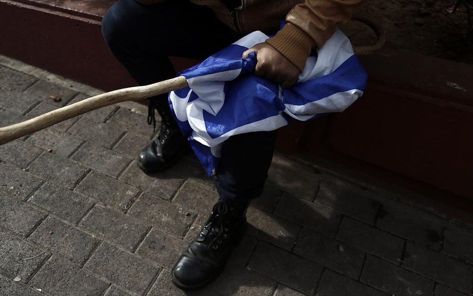Αγρότες - Διαμαρτυρία αγροτών Κρήτης στο υπουργείο Αγροτικής Ανάπτυξης - ένταση. Ένας αγρότης από την Κρήτη που έχει φθάσει από το λιμάνι του Πειραιά κάθεται κρατώντας ελληνική σημαία έξω από το υπουργείο Αγροτικής Ανάπτυξης.