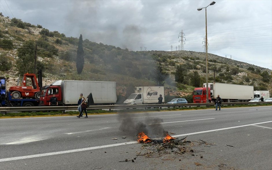 Αγρότες - Ένταση στο Χαϊδάρι - Δαφνί. Επεισόδια μεταξύ αγροτών και αστυνομικών των ΜΑΤ στο Δαφνί.