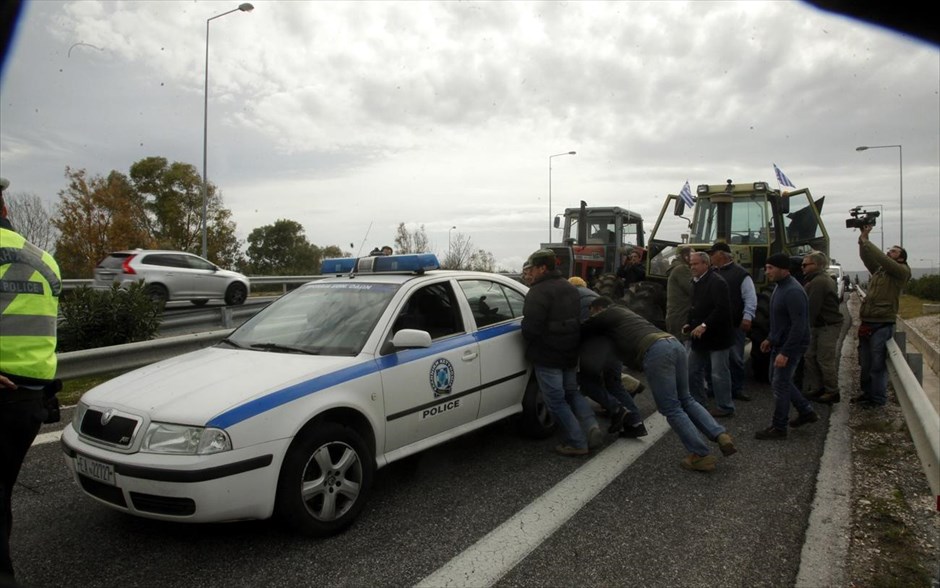Αγρότες - Κορωπί - Μπλόκο αστυνομίας - τρακτέρ. Επεισόδια σημειώθηκαν νωρίτερα στο Κορωπί όταν αγρότες με 10 τρακτέρ έσπασαν διαχωριστική μπάρα και έκλεισαν τον δρόμο προς το αεροδρόμιο.