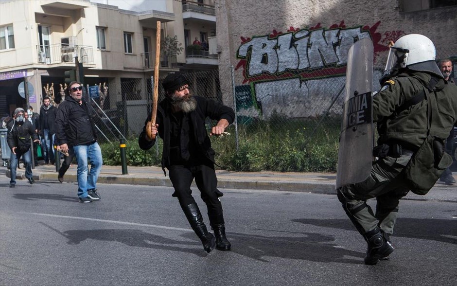 Αγρότες - Διαμαρτυρία αγροτών Κρήτης στο υπουργείο Αγροτικής Ανάπτυξης - ένταση. 