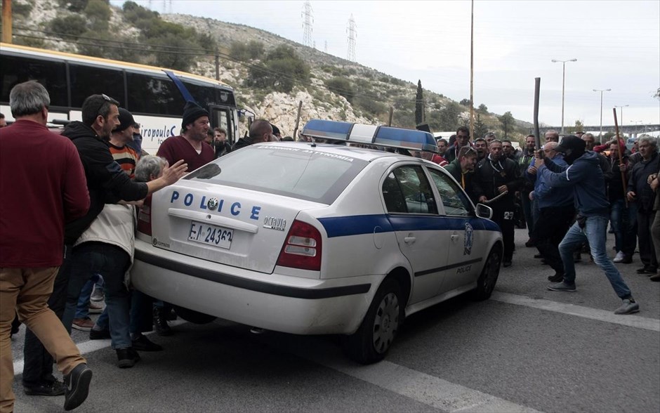 Αγρότες - Ένταση στο Χαϊδάρι - Δαφνί. Επεισόδια μεταξύ αγροτών και αστυνομικών των ΜΑΤ στο Δαφνί.