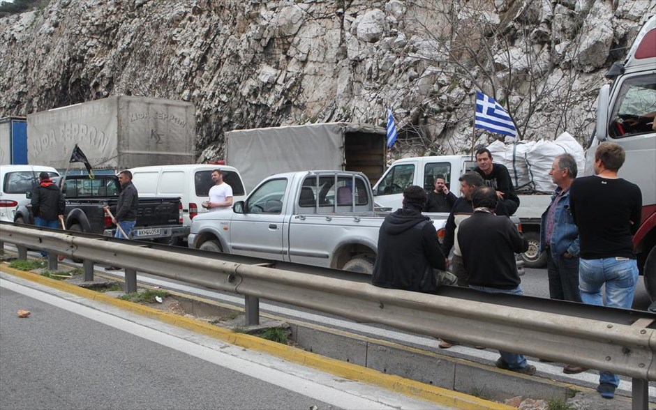 Αγρότες - Ένταση στο Χαϊδάρι - Δαφνί. Αγρότες προσπαθούν να περάσουν μπλόκο στο Χαϊδάρι κατά την πορεία τους προς το κέντρο της Αθήνας.