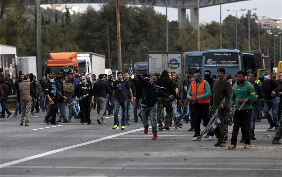 Αγρότες - Ένταση στο Χαϊδάρι - Δαφνί. Επεισόδια μεταξύ αγροτών και αστυνομικών των ΜΑΤ στο Δαφνί.