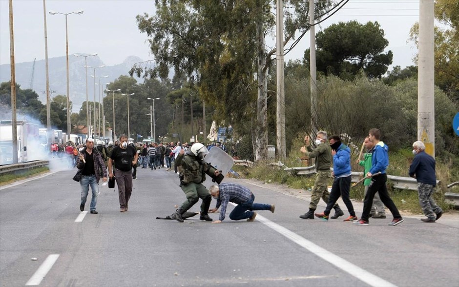 Αγρότες - Ένταση στο Χαϊδάρι - Δαφνί. Επεισόδια μεταξύ αγροτών και αστυνομικών των ΜΑΤ στο Δαφνί.