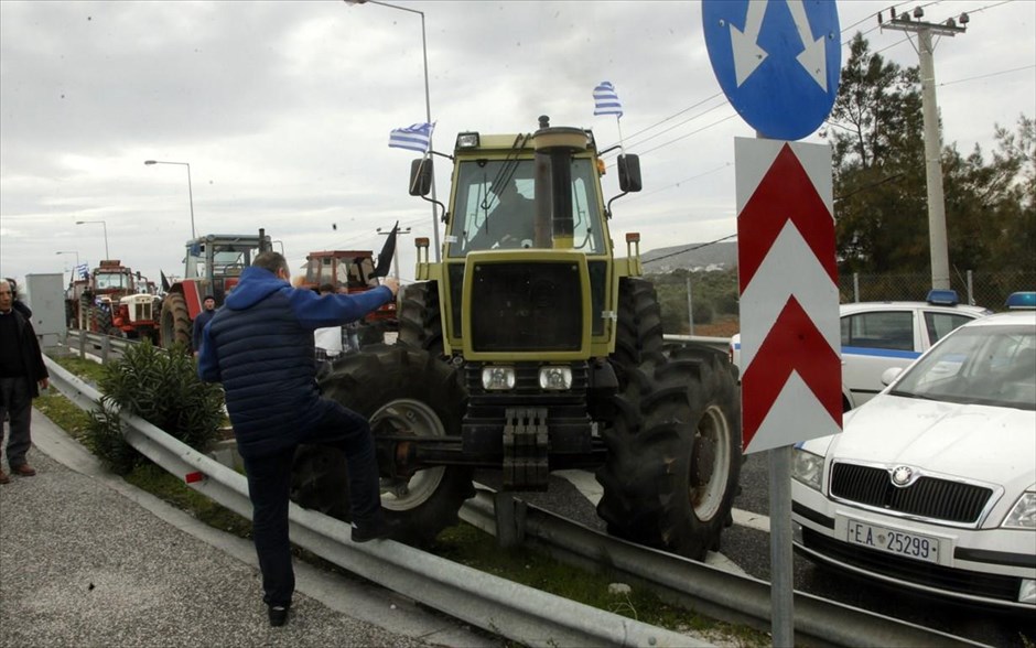 Αγρότες - Κορωπί - Μπλόκο αστυνομίας - τρακτέρ. Στιγμιότυπο από το μπλόκο στο Κορωπί.