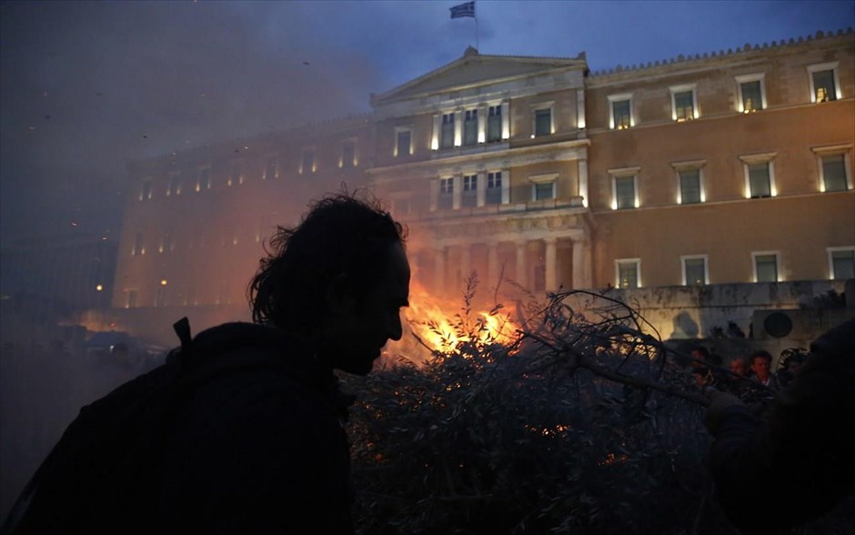 Αγρότες - Σύνταγμα. Κλαδιά ελιάς καίνε στο Σύνταγμα.