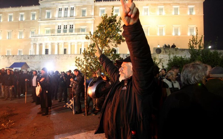 Αγρότες - Σύνταγμα. Αγρότες φωνάζουν συνθήματα μπροστά από τη Βουλή.