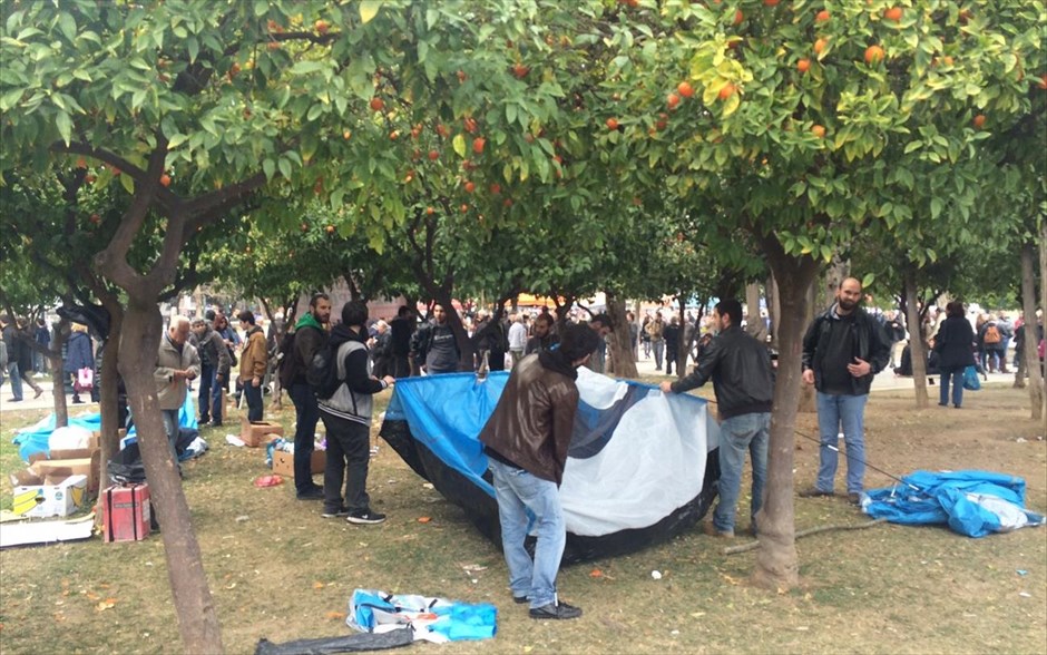 Ραντεβού στα μπλόκα δίνουν οι αγρότες. Ραντεβού στα μπλόκα δίνουν οι αγρότες που ήρθαν Αθήνα. Μαζεύουν τις σκηνές από το Σύνταγμα, ενώ το απόγευμα με λεωφορεία θα αναχωρήσουν από το Καλλιμάρμαρο για τα μπλόκα. Τη&nbsp;Δευτέρα, όπως είπαν, θα αποφασίσουν για τις περαιτέρω κινήσεις τους.
Μάκης Συνοδινός