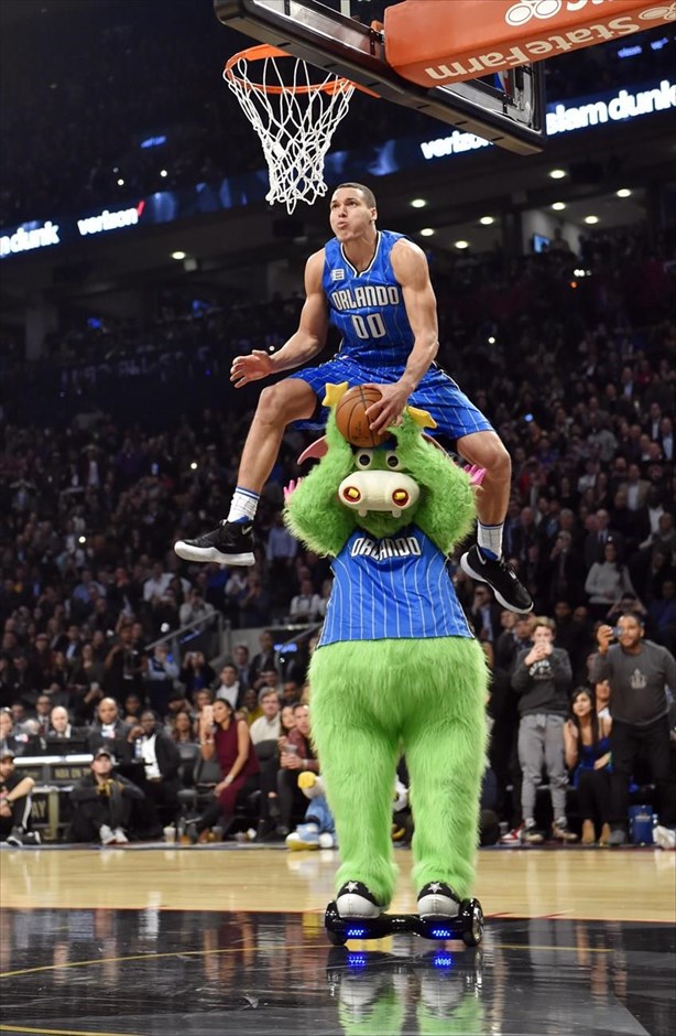 NBA - Άαρον Γκόρντον. O Άαρον Γκόρντον των Orlando Magic καρφώνει αφού πρώτα περνά πάνω από τη μασκότ της ομάδας του.