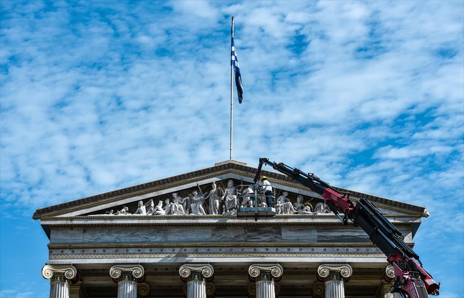 Συντήρηση στο αέτωμα του κτηρίου της Ακαδημίας Αθηνών. Στιγμιότυπο από τις εργασίες συντήρησης που πραγματοποιούνται σήμερα στο αέτωμα του κτηρίου της Ακαδημίας Αθηνών.