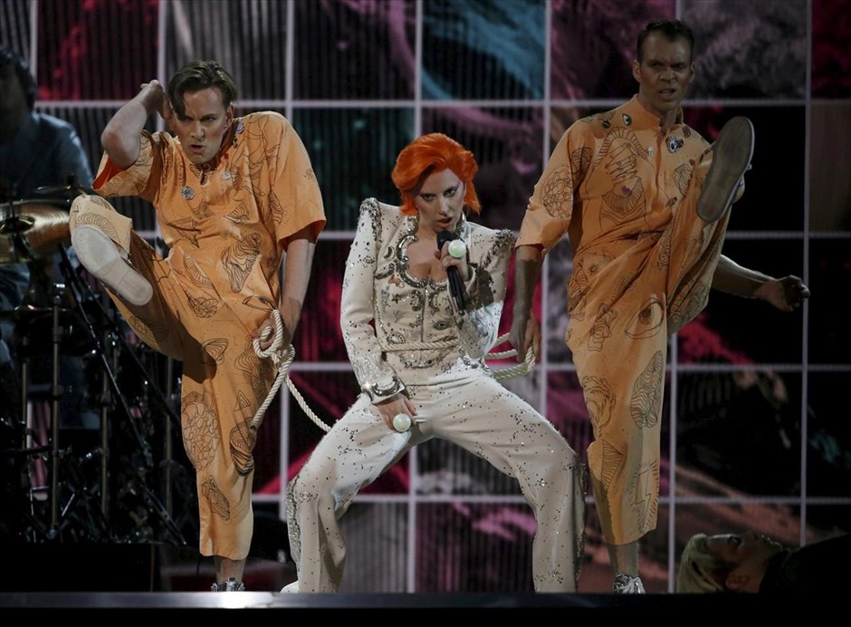 Βραβεία Grammy - Lady Gaga . Η εκκεντρική τραγουδίστρια Lady Gaga τραγούδησε προς τιμήν του θρύλου της ροκ μουσικής David Bowie, που απεβίωσε τον περασμένο μήνα