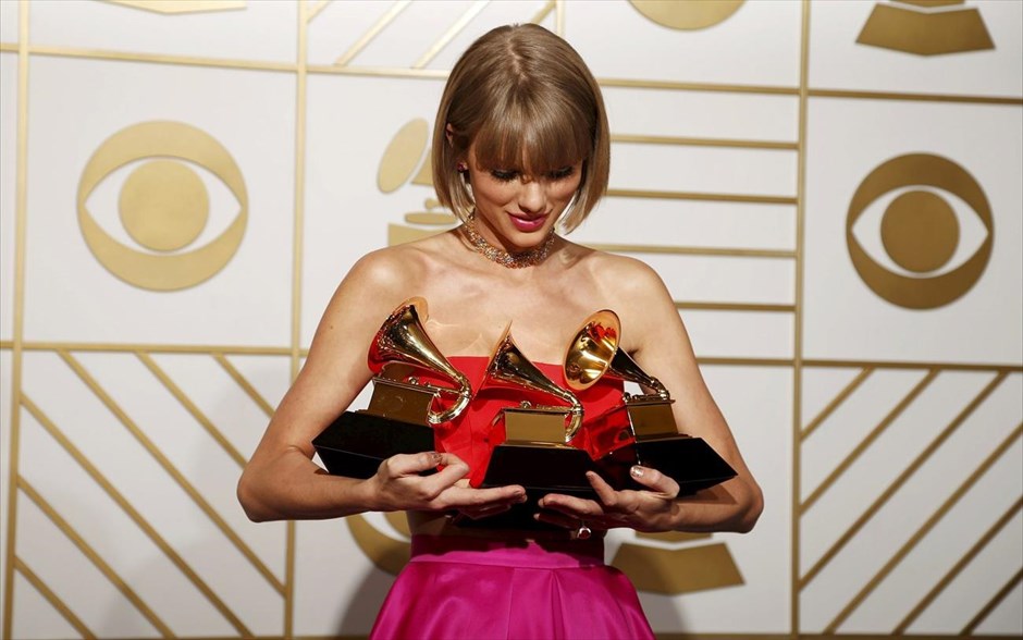 Βραβεία Grammy - Taylor Swift. Η Αμερικανίδα Τέιλορ Σουίφτ κέρδισε τα βραβεία Άλμπουμ της Χρονιάς και Καλύτερο Ποπ Άλμπουμ για το «1989», καθώς και το βραβείο για το Καλύτερο Μουσικό Βίντεο («Bad Blood»)
