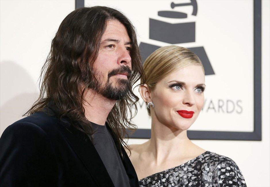 Βραβεία Grammy - Dave Grohl and his wife Jordyn . Ο μουσικός Ντέιβ Γκρολ με τη γυναίκα του Τζορντίν στην 58η τελετή απονομής των μουσικών βραβείων Grammy.