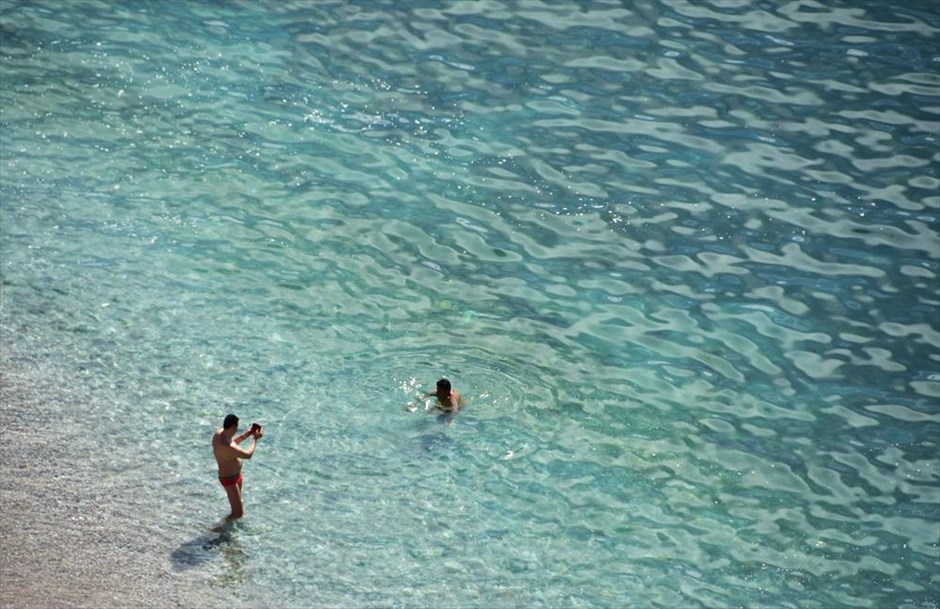 Μικρό καλοκαίρι στο καταχείμωνο. Πολίτες κάνουν μπάνιο στην παραλία της Αρβανιτιάς στην πόλη του Ναυπλίου, Τρίτη 16 Φεβρουαρίου 2016. Στους 24 βαθμούς έφτασε ο υδράργυρος στην ευρύτερη περιοχή του Δήμου Ναυπλιέων. Μικρό καλοκαίρι στο καταχείμωνο, με τη θερμοκρασία σε υψηλά για την εποχή επίπεδα. Τα λουλούδια άνθισαν πρώιμα και πολλοί ήταν αυτοί που έκαναν μπάνιο στην θάλασσα.
