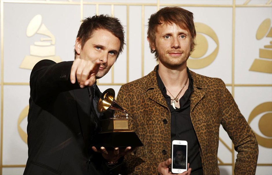 Βραβεία Grammy - Muse. Ο Ματ Μπέλαμι και ο Ντομινίκ Χάουαρντ του συγκροτήματος Muse, κρατούν το βραβείο για το καλύτερο Ροκ Άλμπουμ κέρδισαν οι Muse για το «Drones».