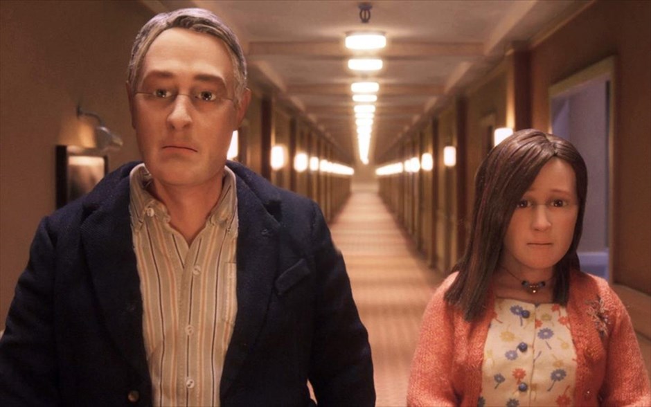 «Anomalisa». Στην ταινία, «Anomalisa», ένας εκπληκτικά επιδραστικός ομιλητής αλλάζει τις ζωές αμέτρητων ανθρώπων με τις εμπνευσμένες ομιλίες και τις συμβουλές του.
