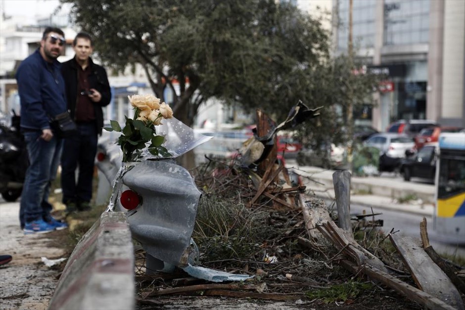 Νεκρός σε τροχαίο o τραγουδιστής Παντελής Παντελίδης. Περαστικοί κοιτούν το σημείο όπου σκοτώθηκε ο τραγουδιστής Παντελής Παντελίδης. Στις 08:20 το πρωί, το Ι.Χ. που οδηγούσε ο 32άχρονος ξέφυγε από την πορεία του στη λεωφόρο Βουλιαγμένης - στο ύψος του Ελληνικού - και έπεσε με μεγάλη ταχύτητα στις προστατευτικές μπάρες. Ο τραγουδιστής διακομίστηκε με ασθενοφόρο στο Ασκληπιείο Βούλας, όπου διαπιστώθηκε ο θάνατός του, ενώ δύο γυναίκες που επέβαιναν στο όχημα τραυματίστηκαν και νοσηλεύονται στο ίδιο νοσοκομείο. 