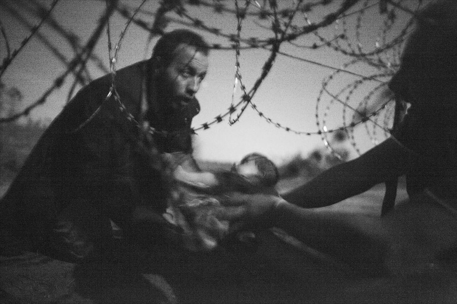«Ελπίδα για μια νέα ζωή». Η φωτογραφία με τίτλο «Ελπίδα για μια νέα ζωή» του Αυστραλού φωτογράφου Ουόρεν Ρίτσαρντσον, ο οποίος ανακηρύχτηκε νικητής του φωτογραφικού διαγωνισμού «World Press Photo 2016». Στη φωτογραφία απεικονίζεται ένας άντρας να περνά ένα βρέφος κάτω από τα συρματοπλέγματα, στα σύνορα μεταξύ Σερβίας - Ουγγαρίας.&nbsp;