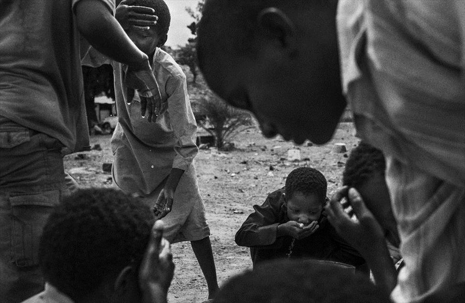 Βραβεία World Press Photo 2016. Ο φωτογράφος Mario Cruz κέρδισε το πρώτο βραβείο στην κατηγορία «Contemporary Issues, Stories». Στη φωτογραφία απεικονίζονται παιδιά να δροσίζονται σε Κέντρο Βοήθειας της περιοχής Bafata στη Γουινέα Μπισάου, στις 8 Ιουνίου 2015.