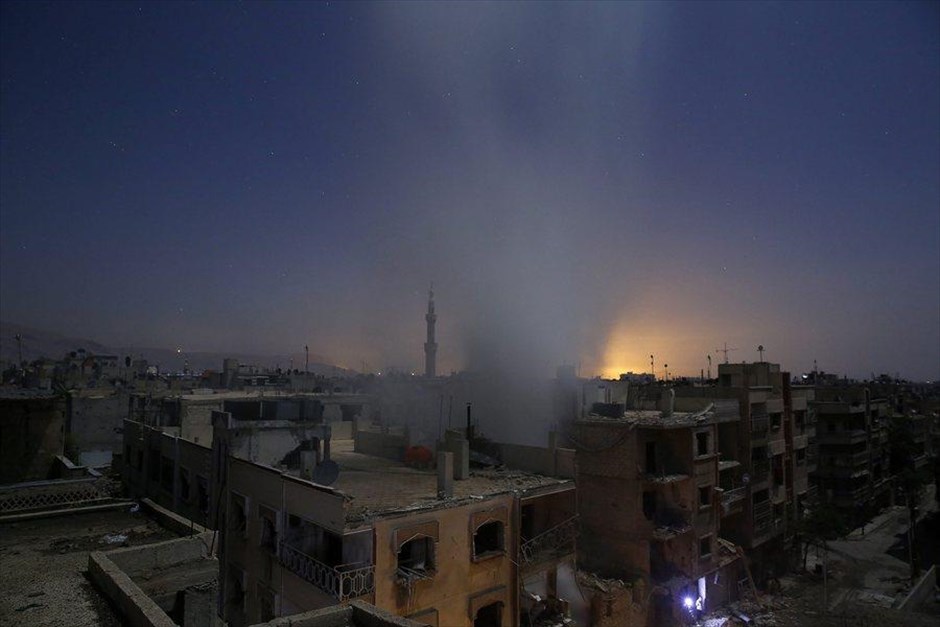 Βραβεία World Press Photo 2016. Ο Σύρος φωτογράφος Sameer Al-Doumy κέρδισε το πρώτο βραβείο στην κατηγορία «Spot News, Stories». Στη φωτογραφία, που λήφθηκε στις 30 Οκτωβρίου 2015, διακρίνεται καπνός μετά από βομβαρδισμό στην περιοχή Δούμα που ελέγχεται από τους αντάρτες της Συρίας και βρίσκεται 10 χιλιόμετρα βορειοανατολικά της Δαμασκού.