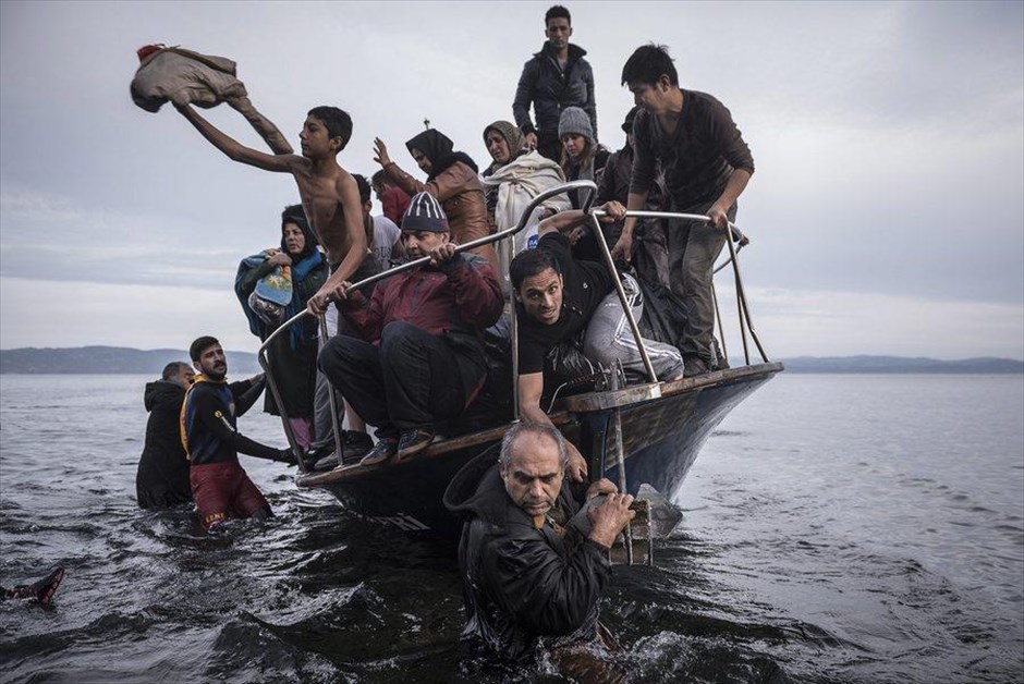 Βραβεία World Press Photo 2016. Ο Ρώσος φωτογράφος Sergey Ponomarev τιμήθηκε με το πρώτο βραβείο στην κατηγορία «General News, Stories» με μια σειρά φωτογραφιών στην οποία περιλαμβάνεται και η παραπάνω που απεικονίζει μια βάρκα με πρόφυγες και μετανάστες να φτάνει στο χωριό Σκάλα της Λέσβου.