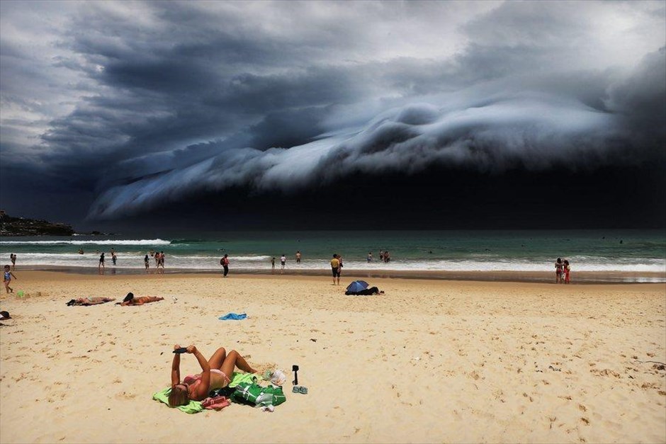 Βραβεία World Press Photo 2016. Ο Αυστραλός φωτογράφος Rohan Kelly τιμήθηκε με το πρώτο βραβείο στην κατηγορία «Nature» με την παραπάνω φωτογραφία, στην οποία απεικονίζεται ένα «τσουνάμι από σύννεφα» να πλησιάζει την παραλία&nbsp;Μπόνταϊ του Σίδνεϊ, στις 6 Νοεμβρίου 2015.