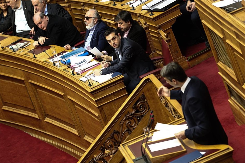 Διαξιφισμοί Τσίπρα - Μητσοτάκη στη συζήτηση για το παράλληλο πρόγραμμα. Σε αναμέτρηση «από τα παλαιά» εξελίχθηκε η συζήτηση στη Βουλή για το παράλληλο πρόγραμμα. Ο πρωθυπουργός Αλέξης Τσίπρας και ο πρόεδρος της ΝΔ Κυριάκος Μητσοτάκης διασταύρωσαν τα ξίφη, αλλά βρέθηκε δυνατότητα για εθνική στάση σε σημαντικά θέματα, όπως είναι το προσφυγικό. Ο πρωθυπουργός έκλεισε την συζήτηση για πολιτικές εξελίξεις λέγοντας ότι η κυβέρνηση θα κριθεί «στο τέλος της διαδρομής» και ότι οι επόμενες εκλογές θα γίνουν σε 3,5 χρόνια».