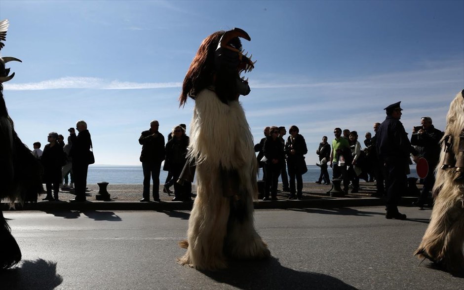 Ευρωπαϊκή Πομπή Κωδωνοφόρων στην Θεσσαλονίκη. Στιγμιότυπο από την 3η Ευρωπαϊκή Πομπή Κωδωνοφόρων στην Θεσσαλονίκη. Κάθε χρόνο, την περίοδο του Φεβρουαρίου, πραγματοποιείται στη Θεσσαλονίκη το Ευρωπαϊκό Φεστιβάλ Συνάντησης Κωδωνοφόρων “Οι δρόμοι του Κουδουνιού». Οι ομάδες ξεκινούν από το Λευκό Πύργο και μέσω της Παραλιακής Οδού καταλήγουν στην Πλατεία Αριστοτέλους, όπου παρουσιάζουν το έθιμό τους με χορούς και μουσικές μέσα σε 15 περίπου λεπτά.