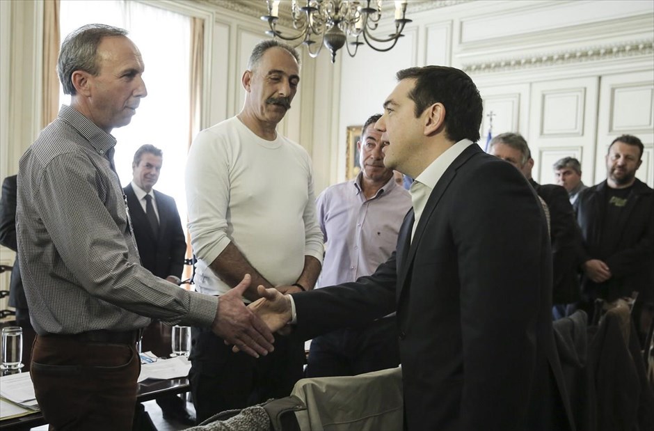 Συνάντηση Πρωθυπουργού με εκπροσώπους των αγροτών. Είμαι ανοιχτός να κάνουμε έναν πολύ ουσιαστικό διάλογο, δήλωσε ο πρωθυπουργός Αλέξη Τσίπρας υποδεχόμενος εκπροσώπους μπλόκων στο Μέγαρο Μαξίμου, στο πλαίσιο του διαλόγου με τους αγρότες.&nbsp;Τα αιτήματά σας μια πολύ καλή βάση διαλόγου που έπρεπε να έχει ξεκινήσει εδώ και καιρό, σημείωσε, τονίζοντας ότι «δεν μπορούμε να χαράξουμε πολιτική για την παραγωγική ανασυγκρότηση του τόπου, χωρίς να λαμβάνουμε υπόψη τις προτάσεις σας».&nbsp;«Αλλά την ίδια στιγμή και οι δικές σας θέσεις δεν μπορούν να μη&nbsp;λαμβάνουν υπ