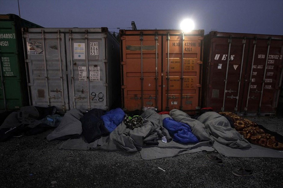 Πρόσφυγες στο Πολύκαστρο . Μετανάστες και πρόσφυγες κοιμούνται δίπλα σε κοντέινερ κοντά στο Πολύκαστρο. Από το πρωί,&nbsp;δεκάδες λεωφορεία έχουν αποβιβάσει περισσότερους από 3.000 πρόσφυγες στο σημείο και κάποιοι απ’ αυτούς αποφάσισαν να φτάσουν μέχρι την ουδέτερη ζώνη Ελλάδας - ΠΓΔΜ, περπατώντας περίπου 20 χιλιόμετρα. Η απαγόρευση διέλευσης Αφγανών στη γειτονική χώρα και η απαίτηση όλοι οι πρόσφυγες να κατέχουν διαβατήριο ή ταυτότητα, καθώς δεν επαρκεί πλέον το υπηρεσιακό σημείωμα που λαμβάνουν από τις ελληνικές αρχές έχει δημιουργήσει συνθήκες «ασφυξίας» στην ουδέτερη ζώνη.