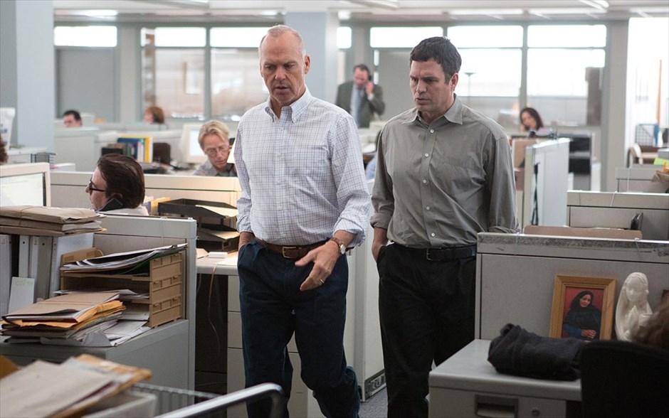 «Spotlight». «Spotlight»: Βασισμένο σε πραγματικά συνταρακτικά γεγονότα, το πολυβραβευμένο θρίλερ τού - υποψήφιου για Όσκαρ - σκηνοθέτη, σεναριογράφου και ηθοποιού Τομ Μακάρθι, αποτυπώνει την ιστορία τής - βραβευμένης με Πούλιτζερ - μάχιμης δημοσιογραφικής ομάδας Spotlight της εφημερίδας Boston Globe, που, το 2002, σόκαρε την κοινή γνώμη της Βοστώνης στις ΗΠΑ, βρίσκοντας το θάρρος να αποκαλύψει ένα σκάνδαλο παιδεραστίας στους κόλπους της παντοδύναμης Καθολικής Εκκλησίας, στο οποίο εμπλέκονταν πάνω από 70 ιερείς.