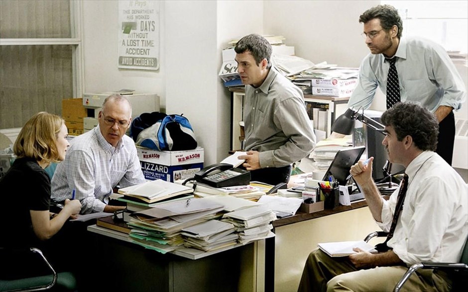 «Spotlight». «Spotlight»: Βασισμένο σε πραγματικά συνταρακτικά γεγονότα, το πολυβραβευμένο θρίλερ τού - υποψήφιου για Όσκαρ - σκηνοθέτη, σεναριογράφου και ηθοποιού Τομ Μακάρθι, αποτυπώνει την ιστορία τής - βραβευμένης με Πούλιτζερ - μάχιμης δημοσιογραφικής ομάδας Spotlight της εφημερίδας Boston Globe, που, το 2002, σόκαρε την κοινή γνώμη της Βοστώνης στις ΗΠΑ, βρίσκοντας το θάρρος να αποκαλύψει ένα σκάνδαλο παιδεραστίας στους κόλπους της παντοδύναμης Καθολικής Εκκλησίας, στο οποίο εμπλέκονταν πάνω από 70 ιερείς.