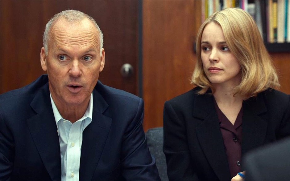«Spotlight». «Spotlight»: Βασισμένο σε πραγματικά συνταρακτικά γεγονότα, το πολυβραβευμένο θρίλερ τού - υποψήφιου για Όσκαρ - σκηνοθέτη, σεναριογράφου και ηθοποιού Τομ Μακάρθι, αποτυπώνει την ιστορία τής - βραβευμένης με Πούλιτζερ - μάχιμης δημοσιογραφικής ομάδας Spotlight της εφημερίδας Boston Globe, που, το 2002, σόκαρε την κοινή γνώμη της Βοστώνης στις ΗΠΑ, βρίσκοντας το θάρρος να αποκαλύψει ένα σκάνδαλο παιδεραστίας στους κόλπους της παντοδύναμης Καθολικής Εκκλησίας, στο οποίο εμπλέκονταν πάνω από 70 ιερείς.
