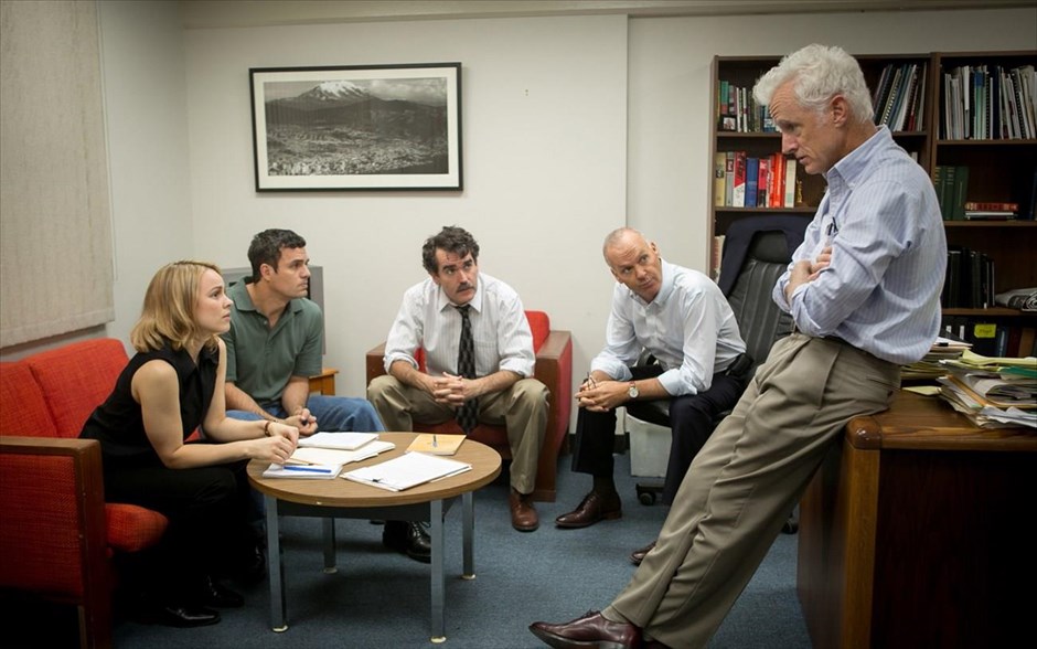 «Spotlight». «Spotlight»: Βασισμένο σε πραγματικά συνταρακτικά γεγονότα, το πολυβραβευμένο θρίλερ τού - υποψήφιου για Όσκαρ - σκηνοθέτη, σεναριογράφου και ηθοποιού Τομ Μακάρθι, αποτυπώνει την ιστορία τής - βραβευμένης με Πούλιτζερ - μάχιμης δημοσιογραφικής ομάδας Spotlight της εφημερίδας Boston Globe, που, το 2002, σόκαρε την κοινή γνώμη της Βοστώνης στις ΗΠΑ, βρίσκοντας το θάρρος να αποκαλύψει ένα σκάνδαλο παιδεραστίας στους κόλπους της παντοδύναμης Καθολικής Εκκλησίας, στο οποίο εμπλέκονταν πάνω από 70 ιερείς.