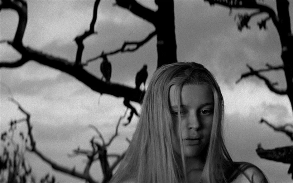 «Marketa Lazarová». «Marketa Lazarová»: Έχοντας χαρακτηριστεί η καλύτερη τσέχικη ταινία όλων των εποχών, το ιστορικό αισθηματικό δράμα του 1967, σε σκηνοθεσία του Φράντισεκ Βλάτσιλ, εκτυλίσσεται στον Μεσαίωνα του 13ου αιώνα. Ένας τυραννικός πατέρας, που αναγκάζει τους δύο του γιους να ληστεύουν τους περαστικούς, έρχεται αντιμέτωπος με την οργή του βασιλιά. Προκειμένου να τον αντιμετωπίσει, ψάχνει συμμάχους. Όταν ο γείτονάς του αρνείται να τον βοηθήσει, απαγάγει την κόρη του, για να τον εκβιάσει.