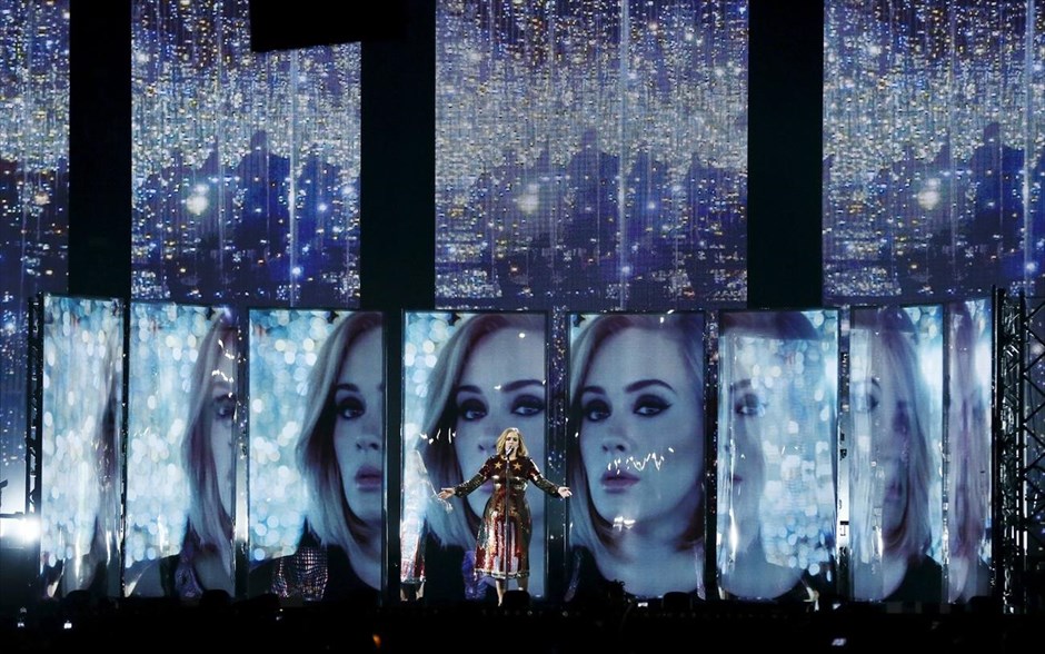 Brit Awards: Σάρωσε τα βραβεία η Adele. Τα&nbsp; βραβεία Brit Awards, της κορυφαίας ίσως μουσικής βιομηχανίας στην Ευρώπη, απονεμήθηκαν το βράδυ της Τετάρτης στο Ο2 του Λονδίνου, με τη δισκογραφική επιστροφή της Adele να συνοδεύεται&nbsp; με σαρωτική νίκη και τέσσερα βραβεία - καλύτερης Βρετανίδας ερμηνεύτριας, καλύτερου single, καλύτερου άλμπουμ καθώς και με το βραβείο «Global Success Song», το οποίο της απένειμε από τον διεθνή διαστημικό σταθμό ο Βρετανός αστροναύτης Tim Peake.&nbsp;&nbsp;