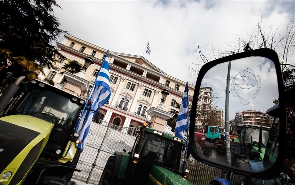 Με τρακτέρ στο υπουργείο Μακεδονίας - Θράκης οι αγρότες. Με τρακτέρ και αγροτικά οχήματα συγκεντρώθηκαν έξω από&nbsp;το υπουργείο Μακεδονίας-Θράκης αγρότες και κτηνοτρόφοι από 22 μπλόκα της Κεντρικής Μακεδονίας, προκειμένου να συμμετάσχουν στο συλλαλητήριο που διοργανώνεται σήμερα στην Θεσσαλονίκη.