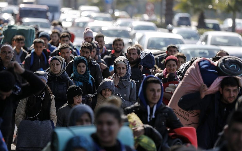 Πρόσφυγες κατευθύνονται στον Πειραιά μέσω της παραλιακής λεωφόρου. Περίπου 40 πρόσφυγες έφυγαν&nbsp;από το κέντρο φιλοξενίας του Ελληνικού με&nbsp;κατεύθυνση τον Πειραιά, σύμφωνα με την αστυνομία. Οι πρόσφυγες αναχώρησαν λίγο πριν τις 14.00 και κατευθύνονται στον Πειραιά μέσω της παραλιακής λεωφόρου.