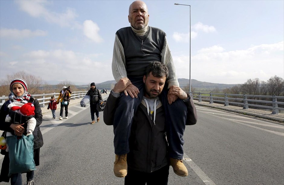 Στο δρόμο για τα σύνορα. Πρόσφυγες προσπαθούν να φθάσουν με τα πόδια στα σύνορα Ελλάδας - ΠΓΔΜ, κοντά στο χωριό της Ειδομένης. Ολοένα και πιο ασφυκτική είναι η κατάσταση στα σύνορα Ελλάδας - ΠΓΔΜ εξαιτίας των περιορισμών στη διέλευση των προσφύγων, όπου τουλάχιστον 20.000 πρόσφυγες και μετανάστες έχουν βρεθεί εγκλωβισμένοι στην Ελλάδα.