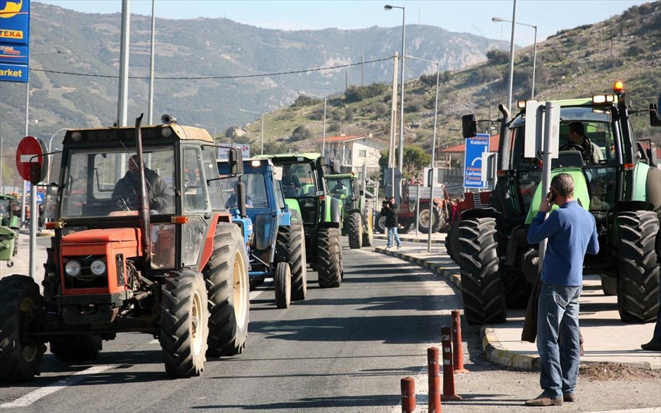 Αποχώρηση των τρακτέρ από τα Τέμπη . Αποχώρηση των τρακτέρ από τα Τέμπη. Την αναστολή των κινητοποιήσεών τους ανακοίνωσαν οι αγρότες του μπλόκου των Τεμπών, προειδοποιώντας ωστόσο, ότι θα βρίσκονται στις επάλξεις για τη συνέχιση του αγώνα, υπό άλλη μορφή.