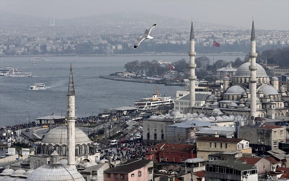 Στιγμιότυπο από την Κωνσταντινούπολη . Γενική άποψη της Κωνσταντινούπολης όπου απεικονίζεται το Γενί Τζαμί (δεξιά) και το τζαμί Ahi Celebi, στη συνοικία Εμίνονου.