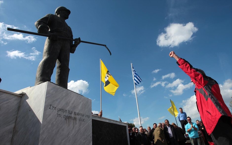 «Θα είμαστε σε επαγρύπνηση» προειδοποιούν από το Κιλελέρ οι αγρότες. Οι αγροτικές κινητοποιήσεις δεν σταματούν, ούτε αναστέλλονται, αλλά παίρνουν άλλη μορφή, υπογράμμισε από το Κιλελέρ ο εκπρόσωπος της Συντονιστικής Επιτροπής των Μπλόκων Βαγγέλης Μπούτας, τονίζοντας ότι «θα είμαστε σε επαγρύπνηση». Ο κ. Μπούτας έδωσε το μεσημέρι της Κυριακής το σύνθημα για την ολοκλήρωση αυτού του σταδίου του αγώνα των αγροτών, τα τρακτέρ των οποίων έχουν ξεκινήσει ήδη να αποχωρούν σταδιακά από τα μπλόκα, με τη διαδικασία να ολοκληρώνεται αύριο.