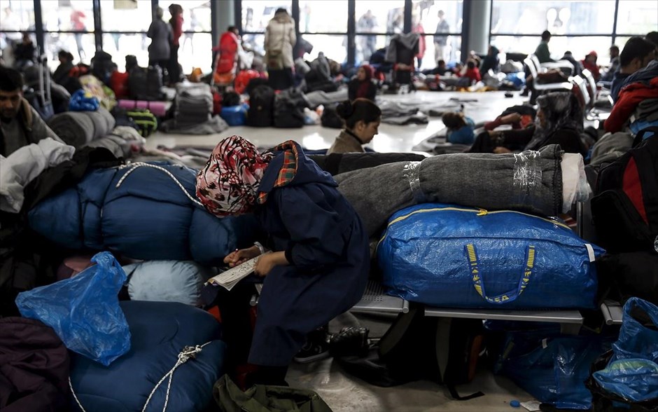 Πρόσφυγες - Πειραιάς. Πάνω από 4.000 πρόσφυγες και μετανάστες βρίσκονται στον Πειραιά, όπως δήλωσε ο υπουργός Ναυτιλίας Θ. Δρίτσας.