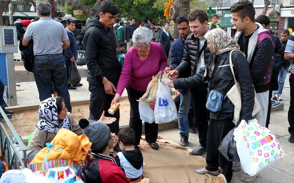 Πρόσφυγες - Μετανάστες - Πλατεία Βικτωρίας . Μια γυναίκα προσφέρει τρόφιμα σε πρόσφυγες και μετανάστες στην Πλατεία Βικτωρίας.